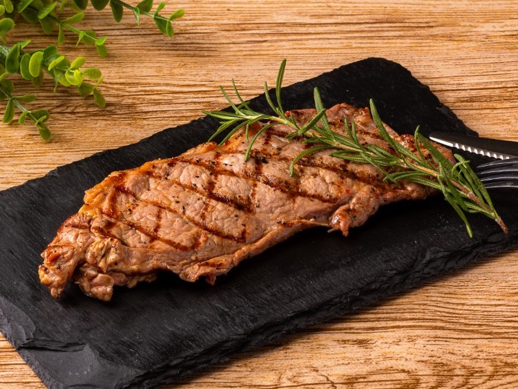 肉好きには堪らない、サーロインステーキ150gを1人1枚ずつ贅沢に。THE BBQ YARD GROVE HILLS NARITA、夏限定ビアガーデンプラン販売開始！表示